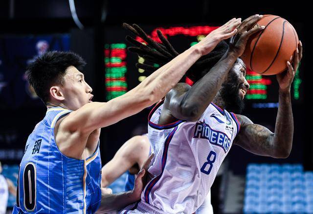  上海男篮外援发威，客场力克北京首钢队
