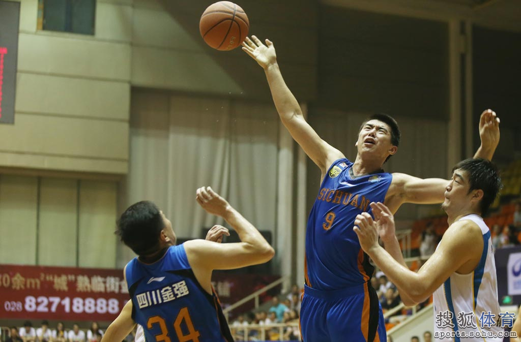  广东宏远快攻如潮大胜四川金强男篮