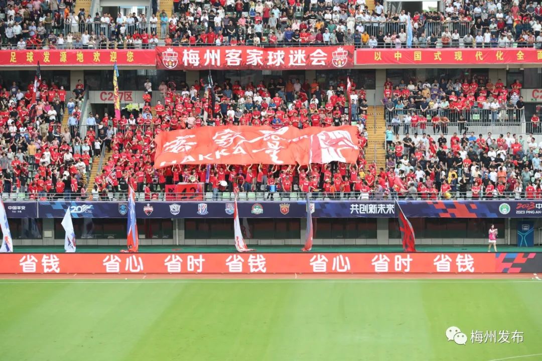  球迷助威声震天，主场氛围助力球队
