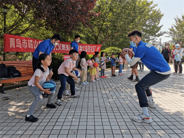 篮球公益行动开展，山区孩子收获梦想球鞋