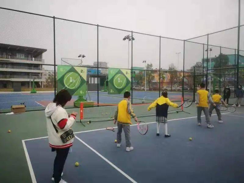  网球进校园活动启动，专业教练指导少年基础训练  
