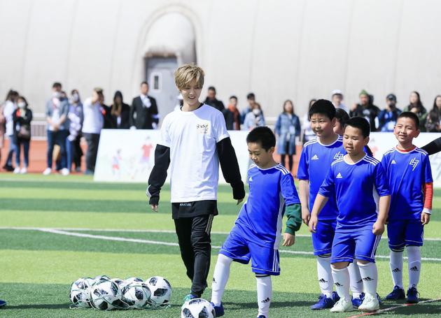  公益足球进校园，明星球员亲自授课