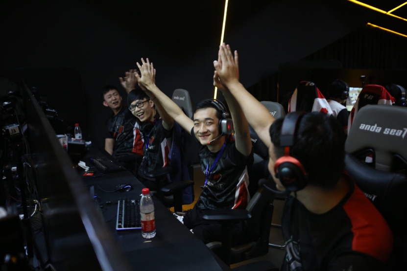  电竞赛场惊心动魄上演绝地反击