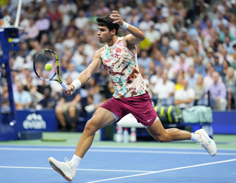  阿尔卡拉斯横扫劲敌，强势挺进半决赛