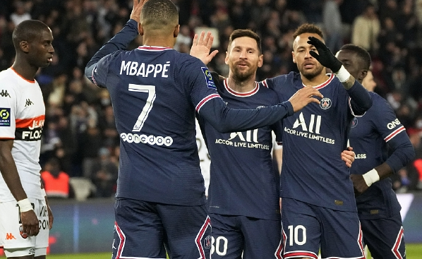  巴黎圣日耳曼主场大胜登顶