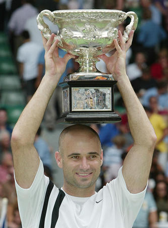  埃文斯草地驰骋，伊斯特本赛击败名将折桂